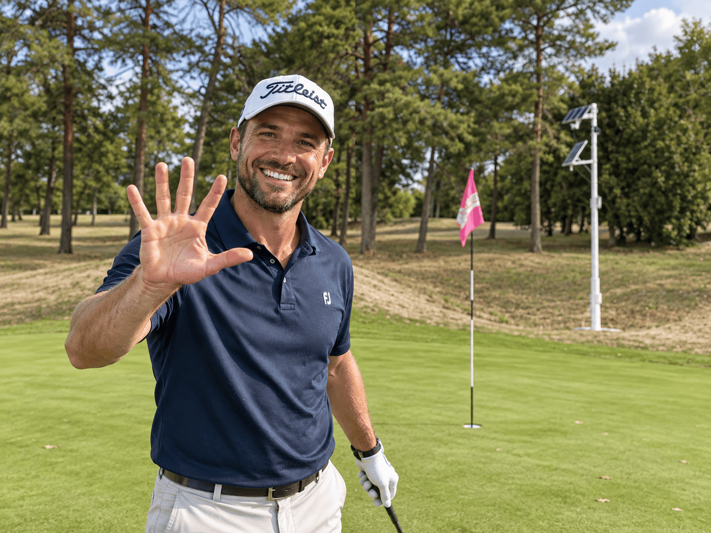 Golfeur souriant qui montre ses 5 doigts devant une cible WininZone